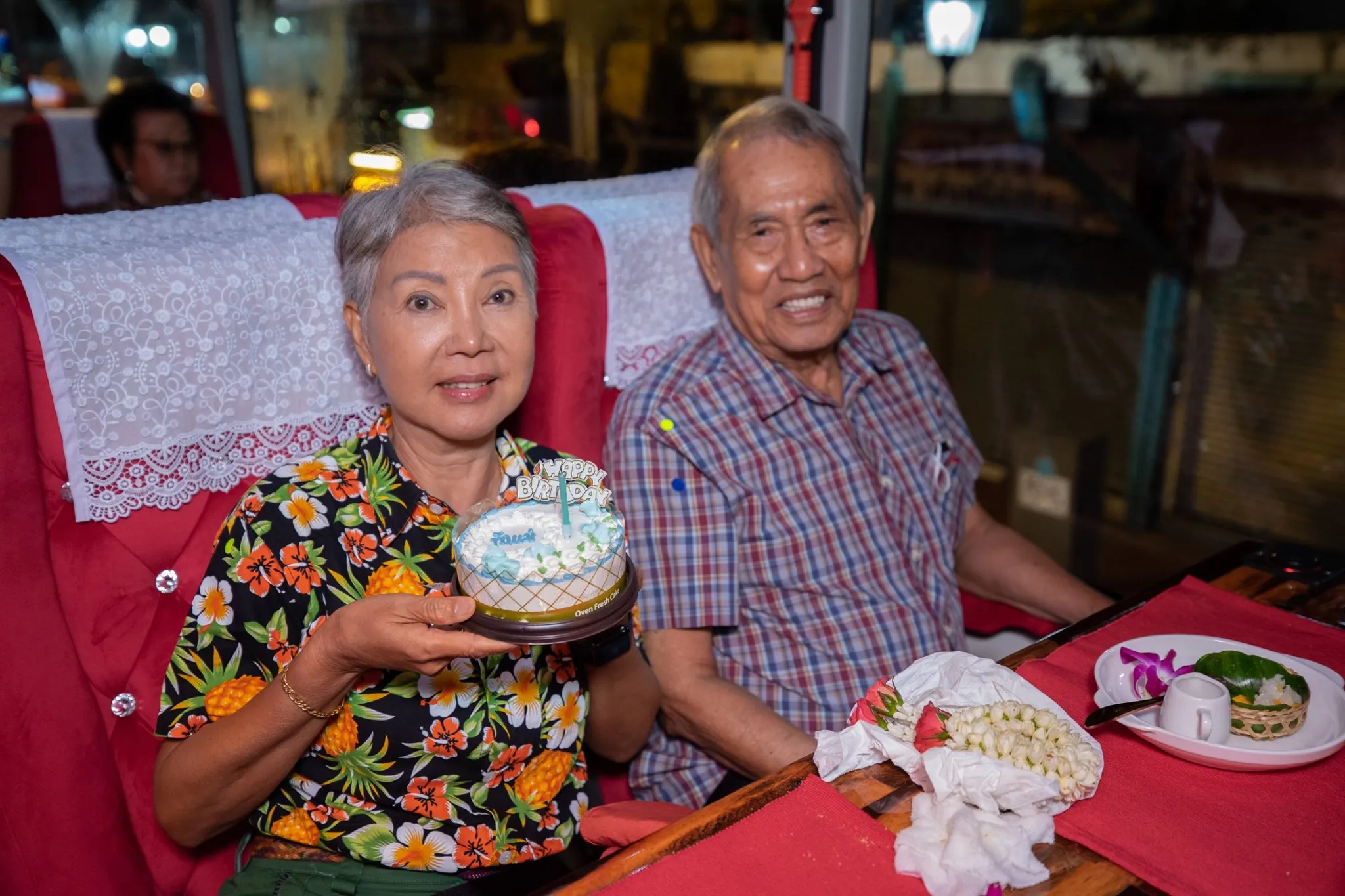 Thai dessert presentation with mango slices and coconut rice on decorative plate