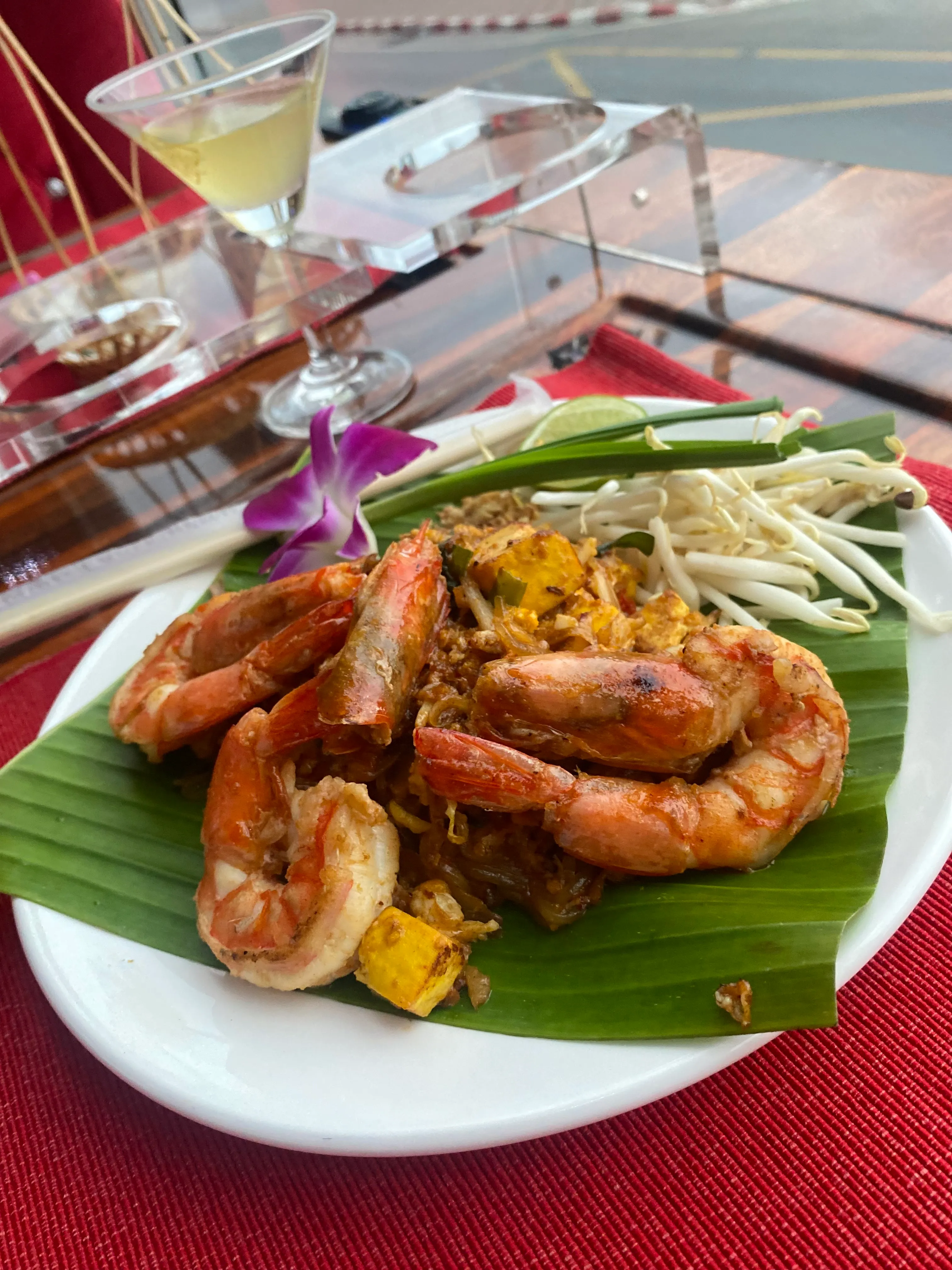 Freshly served prawn pad thai, a Michelin-recognised street-food icon, plated on board the tour