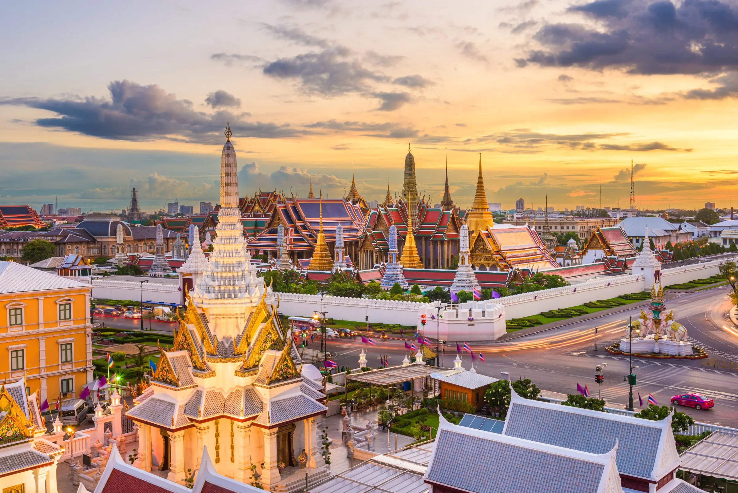 พระพุทธไสยาสน์สีทองภายในวัดโพธิ์ กรุงเทพฯ พระเศียรและพระอังสาเต็มพื้นที่พระวิหาร